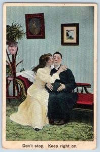 Postal de comedia de pareja romántica de 1907 Don't Stop Keep Right On Kissing*pliegue* - Imagen 1 de 2