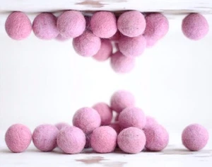 2cm BOLAS DE FIELTRO ROSA CLARO x20. Lana. Decoración de fiesta. Pom pomas al por mayor. - Imagen 1 de 3