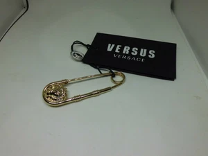 Versace Versus Spilla Balia Safety Pin Stemma Leone cm 7 New Rare - Imagen 1 de 2