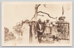 Postal RPPC Familia Retrato Buffalo Bill's Grave Lookout Mountain Dorado CO - Imagen 1 de 5