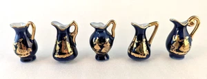 Set 5 brocche in miniatura stile Limoges blu cobalto e bordo oro porcellana - Foto 1 di 8