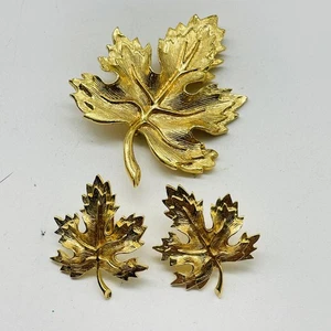 Gold Tone Maple Leaf Brooch Pin Set Clip On Earrings Textured Jewelry Gift - Picture 1 of 7