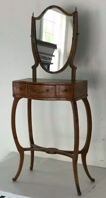 Espejo en forma de escudo Sheraton alrededor de 1790 pintado a mano tocador para niños Foto 1 de 4