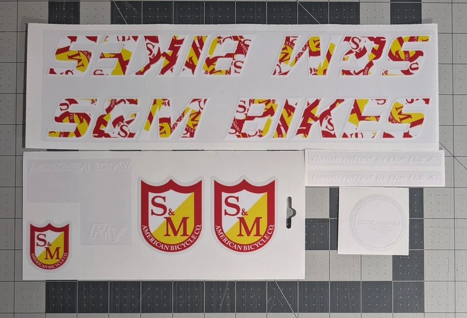 JUEGO DE CALCOMANÍAS BMX IMPRESIÓN ESCUDO AUTOCARAVANA S&M Bikes Versión Blanca Foto 1 de 1