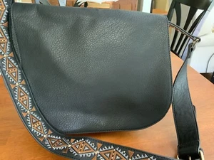 Schöne schwarze Ledertasche mit besticktem Riemen neuwertig Steve Madden Handtasche - Bild 1 von 8