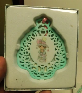 2004 Precious Moments Trimming Traditions Tree Shaped Ornament #119203 NEW - Picture 1 of 4