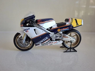 Minichamps Honda NSR 500. Eddie Lawson GP 1989 Motorcycle Scale Model 1:12 In Bo - Image 1 of 4