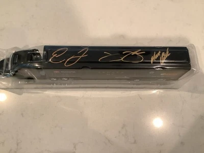 JOHNSON, JONES, KENSETH AUTOGRAFADO 2025 TRANSPORTADOR LEGADO FUNDIDO E CARTÕES - Imagem 1 de 4