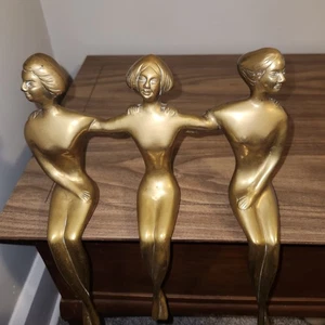 Vintage 1980er Dolbi Kasse massives Messing drei (3) Damen Regal Sitter Schwestern 13"T - Bild 1 von 6