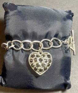 Bracciale Liz Claiborne Cuore Charm Nero Strass Silvertone 7,5 Toggle Vintage - Foto 1 di 17