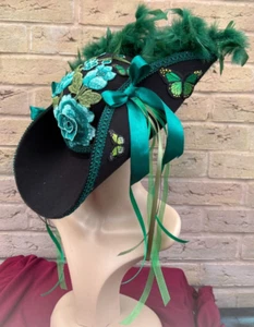 Unisex Black Green Fancy Tricorn Pirate Hat Renaissance Feathers 57cm (7) - Picture 1 of 15