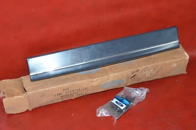 Nuevo de Lote Antiguo 1985 1986 Ford Mercury Cougar LH Trasero 1/4 Ventana Revelar Borde Fabricante de Equipo Original De Colección Foto 1 de 4