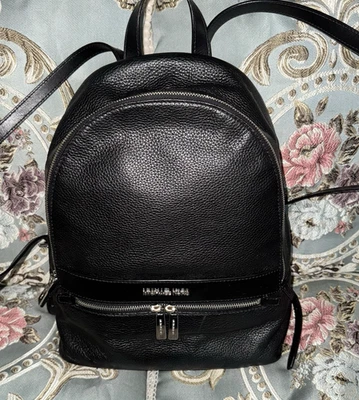 Mochila Michael Kors Rhea negra grande de cuero granulado Foto 1 de 4