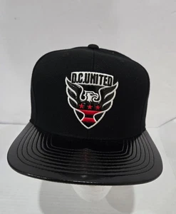 D.C. United Mitchell & Ness SCHWARZ HIP-HOP TAILLIERT 7 3/8 KAPPE MÜTZE MLS Fußball Neu mit Etikett - Bild 1 von 5