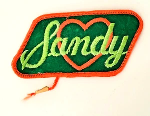 Parche con nombre de terciopelo vintage SANDY con corazón naranja verde bordado coser nombre - Imagen 1 de 2