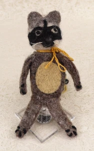 NEU WILD WOOLIES 100% gefilzte Naturwolle FAIR TRADE WASCHBÄR PUPPE ORNAMENT - Bild 1 von 2