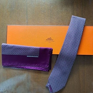 Neues unbenutztes HERMES Krawatten-Einstecktuch mit Karton - Bild 1 von 12