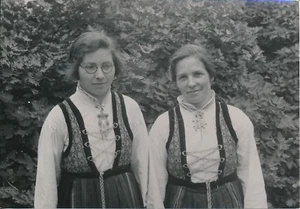 NORVÈGE c. 1950 - Jeunes Femmes Costumes Traditionnels Hardanger - P 1752 - Picture 1 of 2
