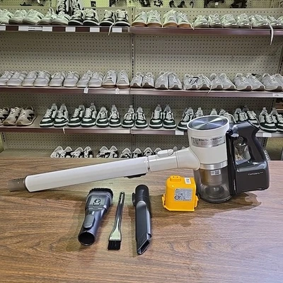LG CordZero A939KBGS Vacuum Motor Body, Battery & Telescopic Wand & Attachments - Image 1 of 4