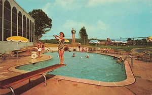 WASHINGTON DC HOLIDAY INN MOTEL FOLKS AT POOL 1960 VINTAGE POSTCARD 052225 U - Imagen 1 de 2
