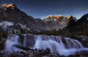 Fotomurale-TESSUTO NON TESSUTO-CASCATA-(8171S)-Parete-Su misura-Montagna Rocce Montagne XXL - Foto 1 di 2