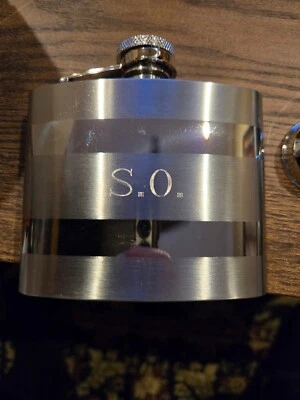 THINGS Remembered MONOGRAMMED "SO" 不锈钢 饮料 FLASK 带 FUNNEL — 第 1/2 张图片