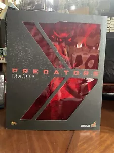 ! ¡En stock! Figura HotToys MMS147 Predators 1/6th Tracker Predator con sabueso - Imagen 1 de 24