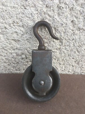 Ancienne petite poulie / En métal / Levage / Quincaillerie / Déco - Photo 1/4
