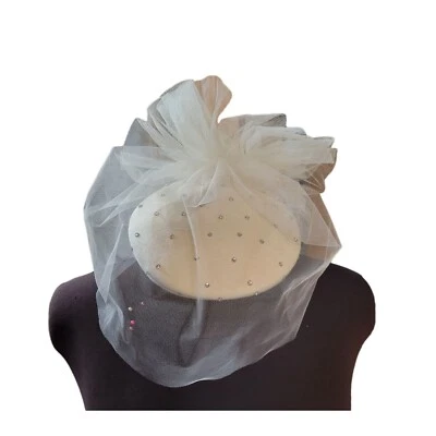 Винтажная женская кепка-федора кремового цвета с сеткой и украшением со стразами - Изображение 1 из 4