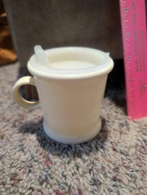 Taza para sorber de plástico vintage usada Foto 1 de 3