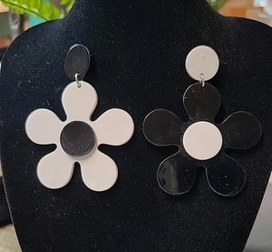 Orecchini pendenti stile anni 60 in resina con fiori funky post - Foto 1 di 5