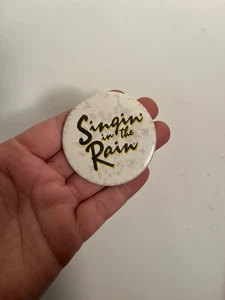 Vintage Singin In The Rain Knopf Musical Film Film Swag Flair Event Gene Kelly  - Bild 1 von 2