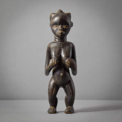 Figura femenina Dan Standing Liberia Foto 1 de 4