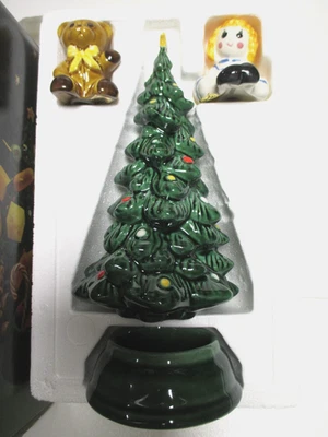 Centro de mesa y coctelera de sal y pimienta de cerámica de colección para árbol de Navidad Avon Foto 1 de 4