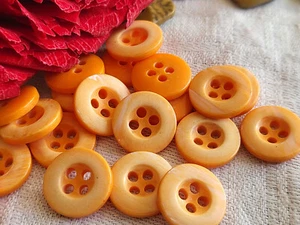 Lot 18 petits boutons vintage orange reflet nacré diamètre 1,4 cm ref 2236 - Picture 1 of 2