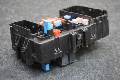 Левосторонний распределительный блок коробки предохранителей 23200663 от оригинального производителя Cadillac Escalade ESV 2015 - Изображение 1 из 4