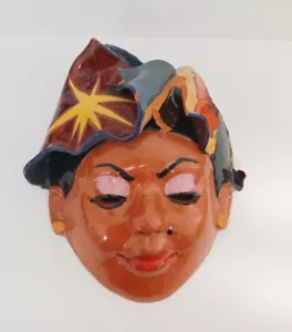 Máscara colgante de pared de arcilla pintada a mano para mujeres haitianas 15"X 12" W. Saintus 2003 - Imagen 1 de 9