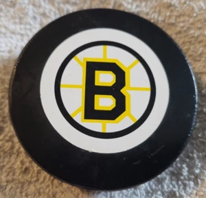 Boston Bruins Hockey Puck Viceroy 1980s - Sticker logo on Puck - Imagen 1 de 4