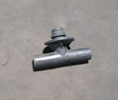 07-14 ESCALADE YUKON SILVERADO WINDSHIELD COWL WIPER WASHER FLUID * RUBBER T * - Image 1 of 4