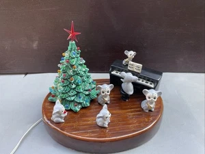 Vintage Keramik Weihnachtsbaum mit Mäusen & Klavier handbemalt mit beleuchtetem Baum - Bild 1 von 10