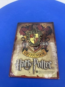NUOVO Harry Potter Mondo Magico Grifondoro Crest Monogramma Spilla Smaltata su Carta - Foto 1 di 5