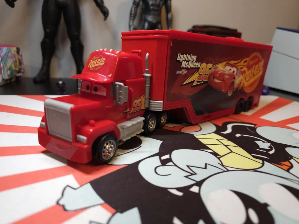 Lightning McQueen 95 Mack Toy Truck Cars Película 2016 Foto 1 de 4