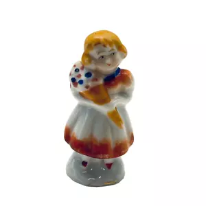 Statuina vintage porcellana bambina 2,75" con fiori marcata made in Occupated Japan - Foto 1 di 6