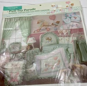 Daisy Kingdom Pull Toy Parade Nursery Kit Trapuntino e Ruffle Aperto Completo - Foto 1 di 6