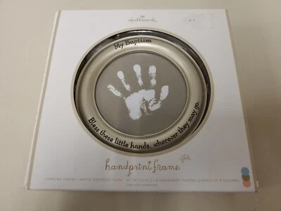Hallmark MI BAUTISMO Kit de marco colgante con estampado de manos plateado bendice estas pequeñas manos Foto 1 de 4