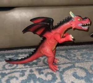 Fantasy Dragon 18” largo rojo naranja 2018 material de poliéster Toys R Us raro - Imagen 1 de 4