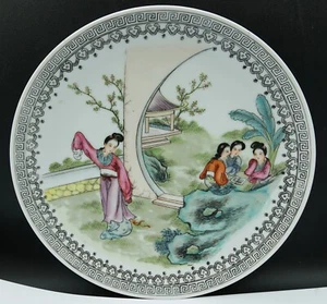 Chinese Republic Period Figures Porcelain Plate Qianlong Nian Zhi Mark, ca 1940 - Picture 1 of 16