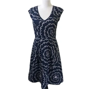 Boden Marineblau & Weiß Blumendruck Fit & Flare Plissee Baumwolle Kleid Gr. 10 - Bild 1 von 13