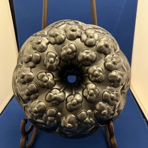 Nordic Ware Violet Field Antihaftbeschichtet 10 Tassen Bündel Kuchenform Nicht mehr produziert Backformen - Bild 1 von 6