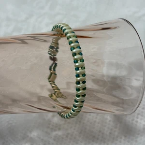 "Pulsera hecha a mano de cuentas de semilla verde crema de doble agujero 6,5"" cierre magnético boho" - Imagen 1 de 13
